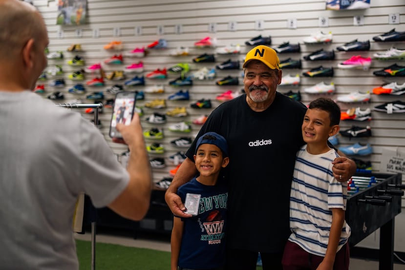 Mark Lugris, actualmente de64 años y entrenador en Long Island, posa con fanáticos en Soccer Gol.