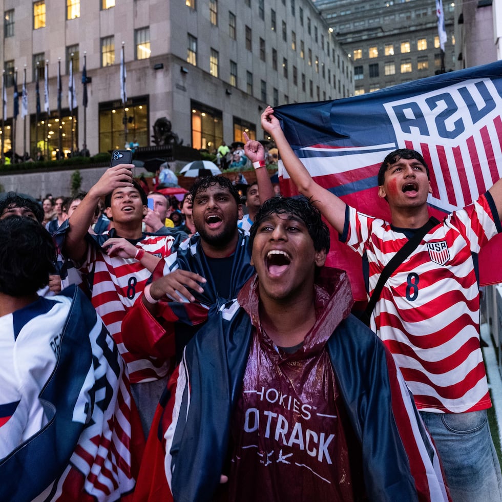 Hinchas observando el partido del lunes entre Estados Unidos y Bélgica durante los octavos de final del Mundial en el fan fest del Rockefeller Center de Nueva York.