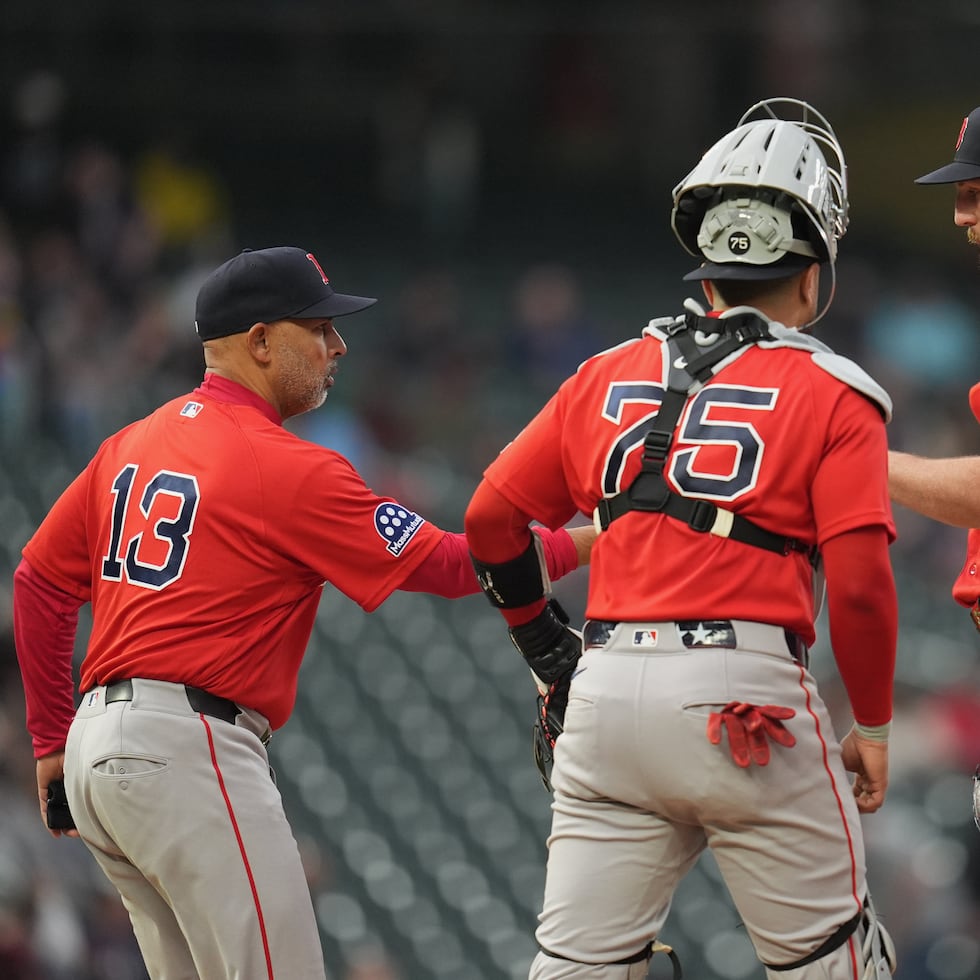 El dirigente puertorriqueño de los Red Sox, Alex Cora, le pide la pelota al lanzador abridor Garrett Crochet, después de permitir cuadrangulares de tres carreras a Víctor Caratini y otro solitario a Ryan Kreidler, abandonando el juego 11-0.