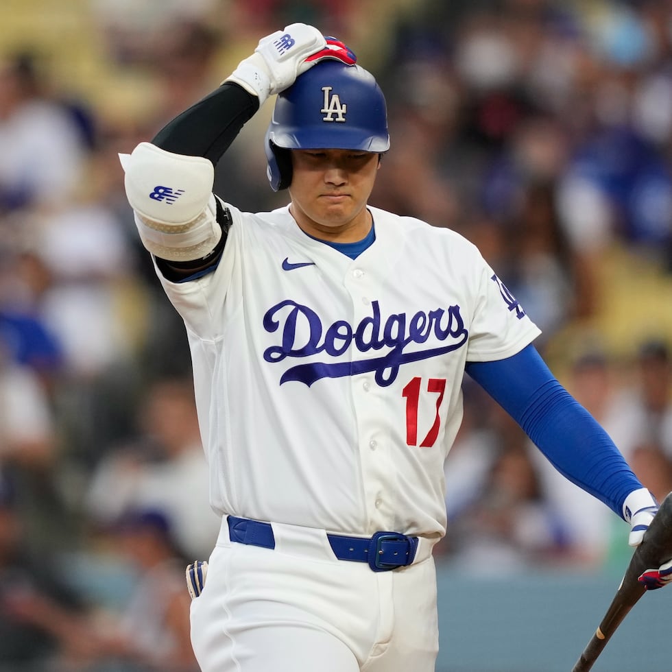 Shohei Ohtani, de los Dodgers de Los Ángeles, regresa al dugout tras poncharse durante la tercera entrada de un partido contra los Reds de Cincinnati el 7 de septiembre.