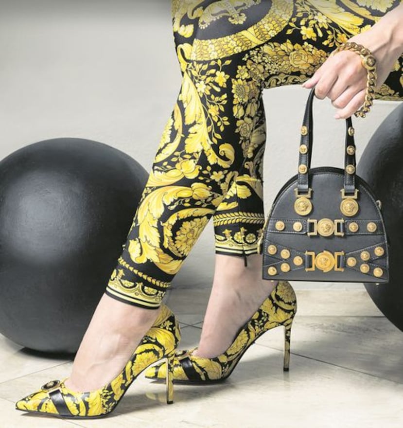 “Leggin”, cartera, pulsera y zapato estilo “pump”, de Versace. (Fotos: Rosario Fernández)