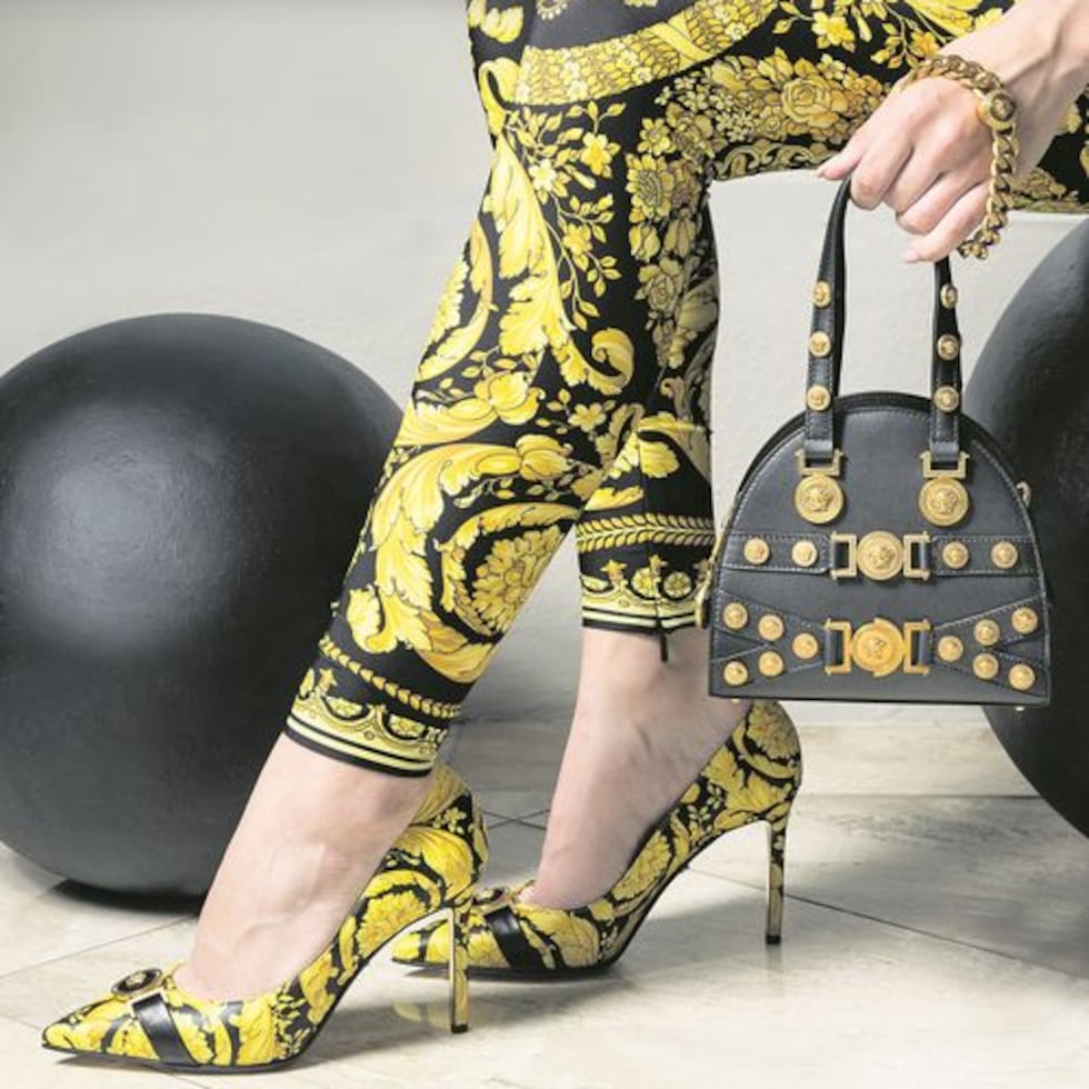 Una de las empleadas de Versace notó que justo cuando las prendas desaparecían del almacén, aparecían poco después en una plataforma de venta de artículos nuevos