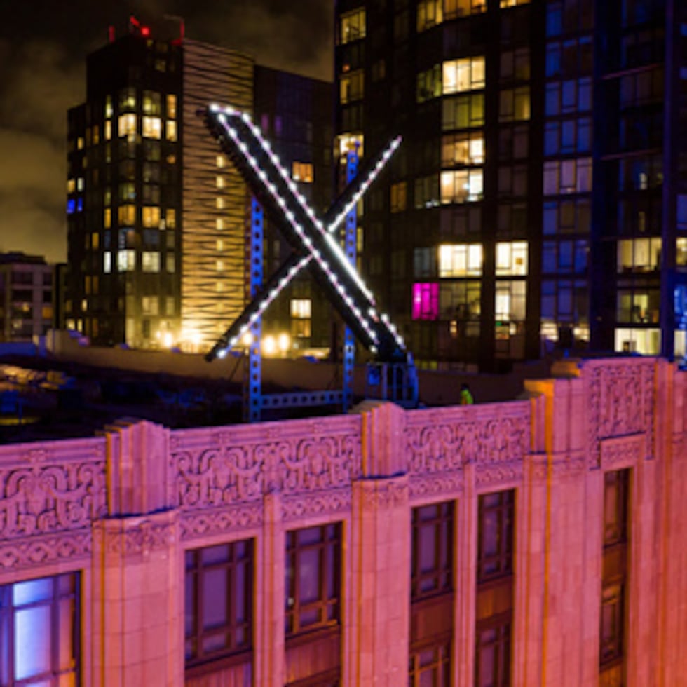 Trabajadores instalan la iluminación de un cartel con una "X" en lo alto de la sede de la empresa en el centro de San Francisco, el 28 de julio de 2023. (AP Photo/Noah Berger, Archivo)