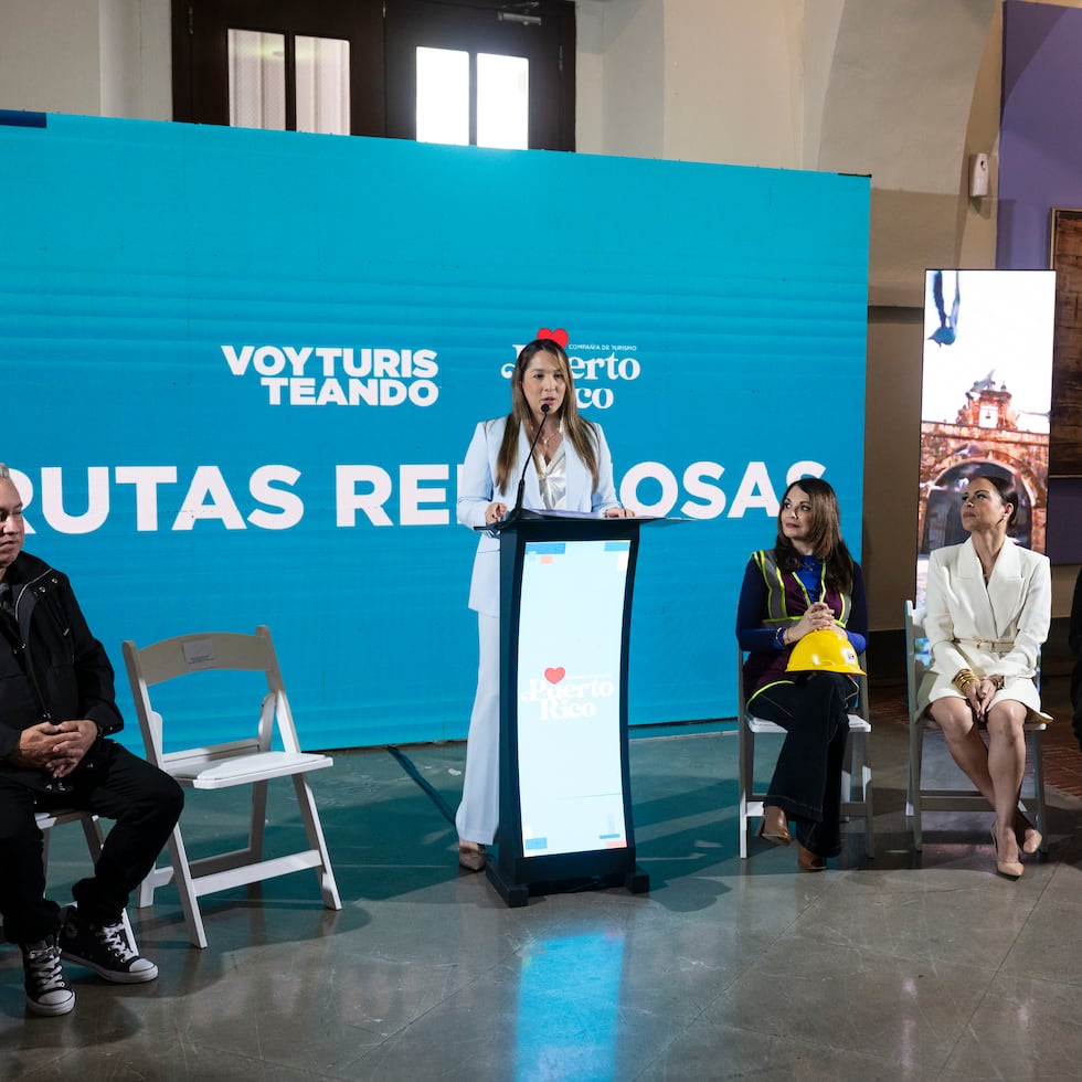 En el podio la directora dela Compañía de Turismo, Willianette Robles durante la conferencia de prensa.