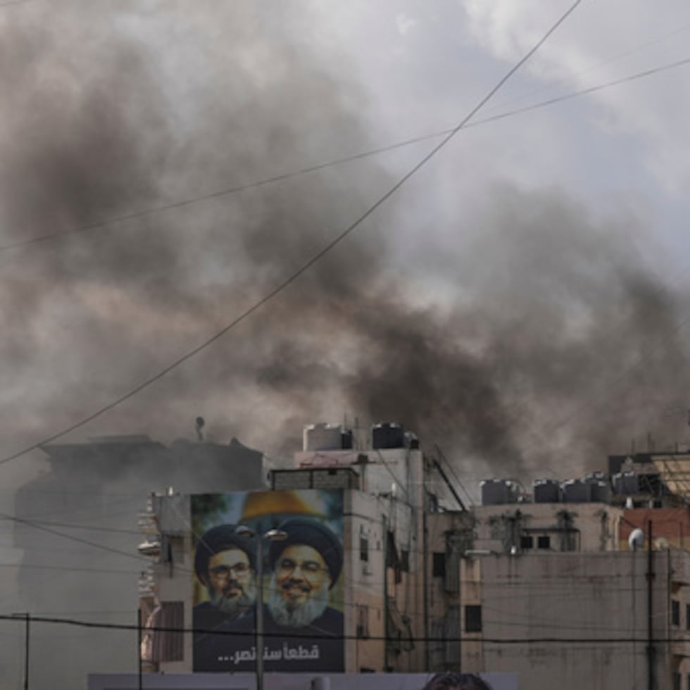 Humareda provocada por un ataque aéreo israelí el lunes en Dahiyeh, un suburbio al sur de Beirut, en Líbano.