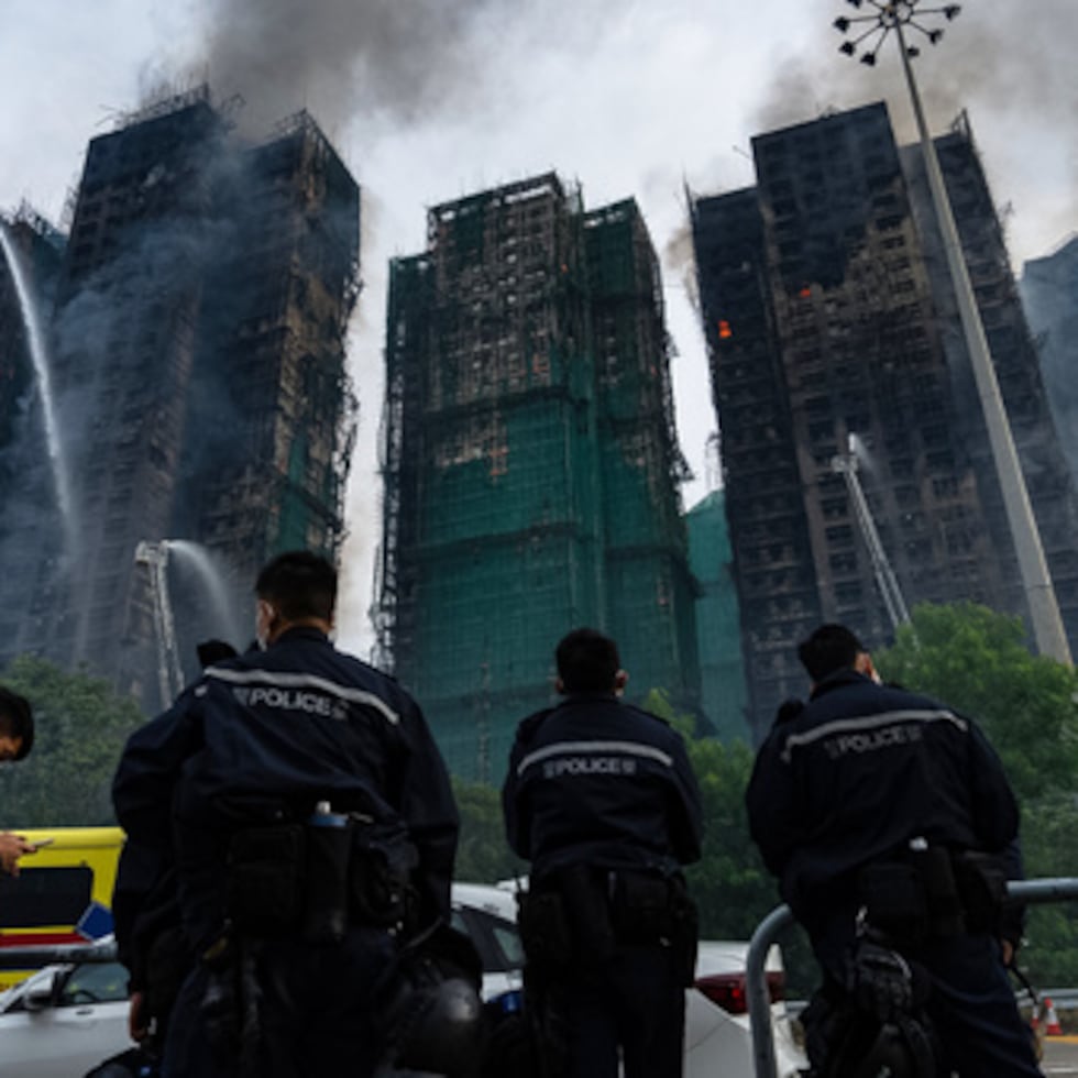 Los bomberos trabajan para extinguir un incendio declarado el miércoles en Wang Fuk Court, una urbanización del distrito de Tai Po, en los Nuevos Territorios de Hong Kong.