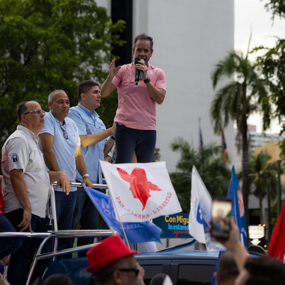 La campaña de Romero estimaba que, pasadas las 3:00 p.m., la ristra de vehículos podría sobrepasar el millar.