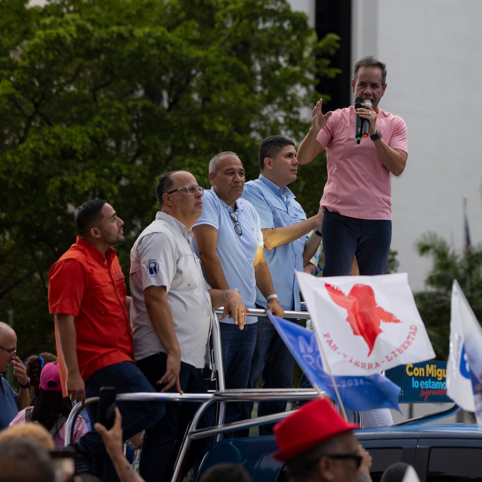 SAN JUAN, PUERTO RICO - NOVIEMBRE 2: El alcalde y candidato a la reelección de la alcaldía de San Juan, Miguel Romero recorre su Municipio en la Caravana denominada ¡Seguimos pa’lante!.
Foto: Alejandro Granadillo
alejandrogranadillo@gmail.com