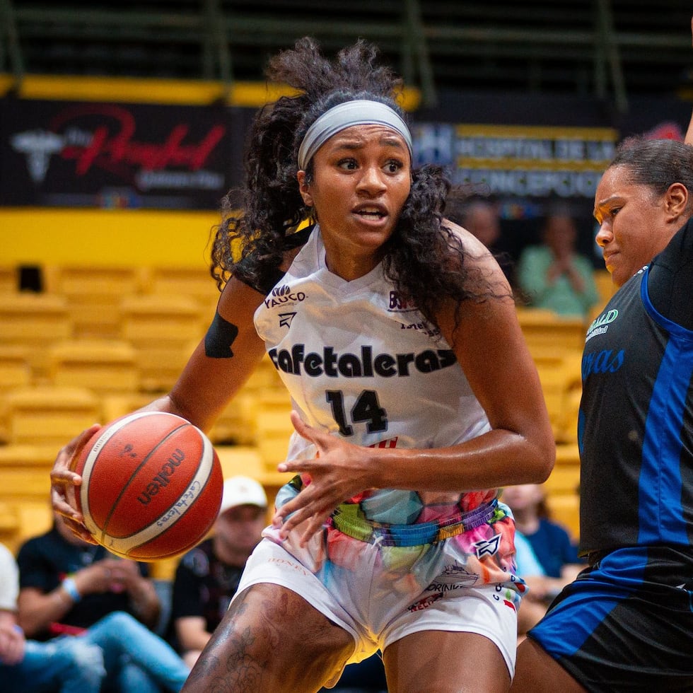 Sidney Cooks (14), de las Cafetaleras de Yauco, intenta sobre pasar la defensa de una jugadora de las Cangrejeras de Santurce.