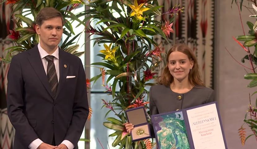Ana Corina Sosa, hija de María Corina Machado, recibe el premio Nobel de la Paz en nombre de su madre, quien se ausentó de la ceremonia.