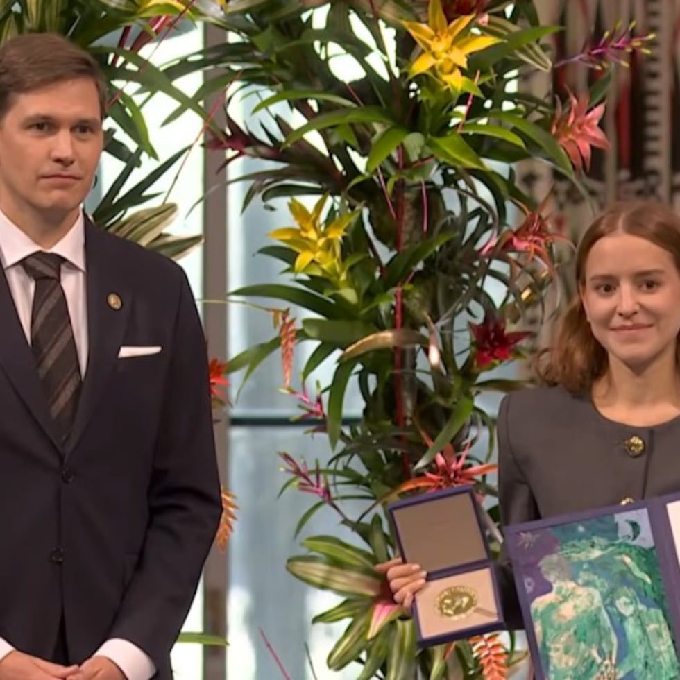 Ana Corina Sosa, hija de María Corina Machado, recibe el premio Nobel de la Paz en nombre de su madre, quien se ausentó de la ceremonia.