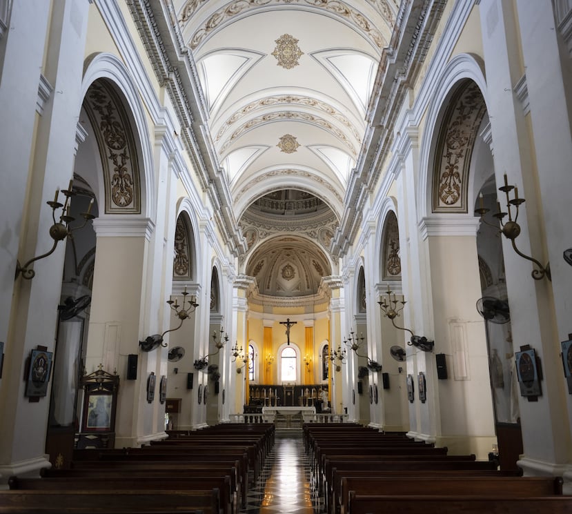 Para visitar los columbarios de la Catedral de San Juan, debes entrar directamente al interior del templo.