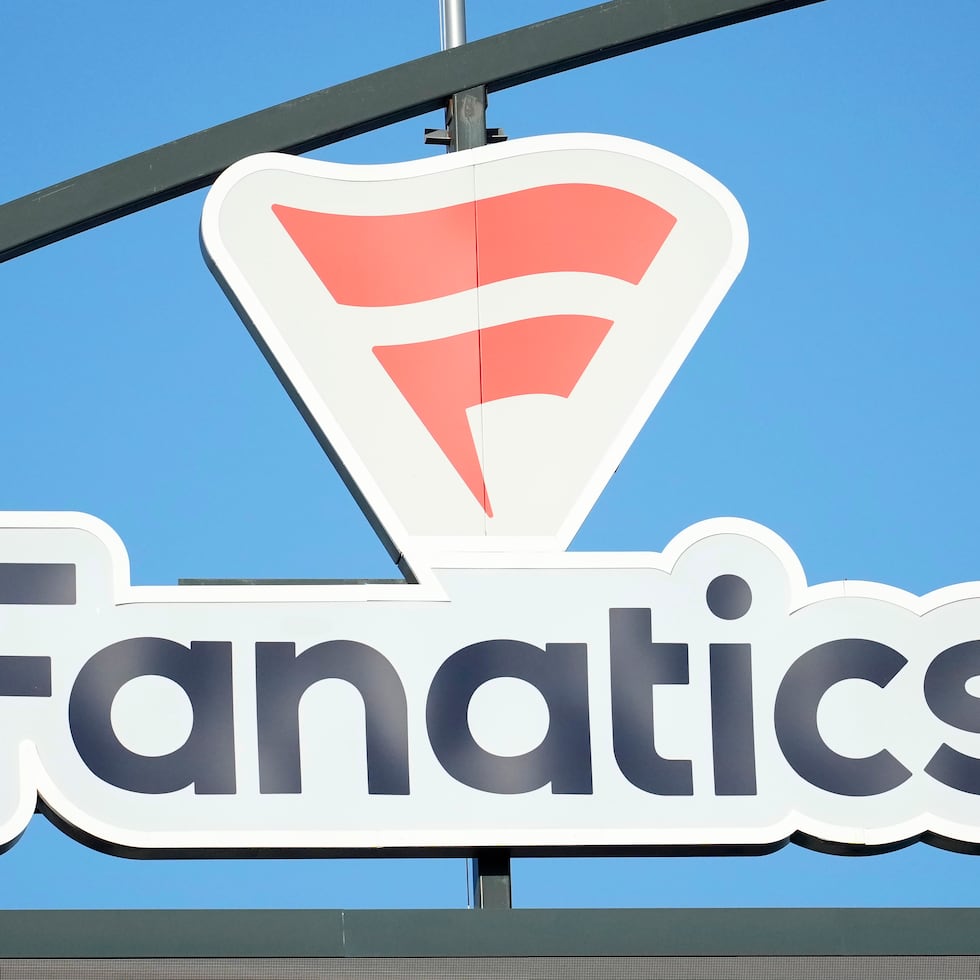 Un emblema de la compañía Fanatics en lo alto del Oracle Park, hogar de los Giants de San Francisco en el béisbol de Grandes Ligas.
