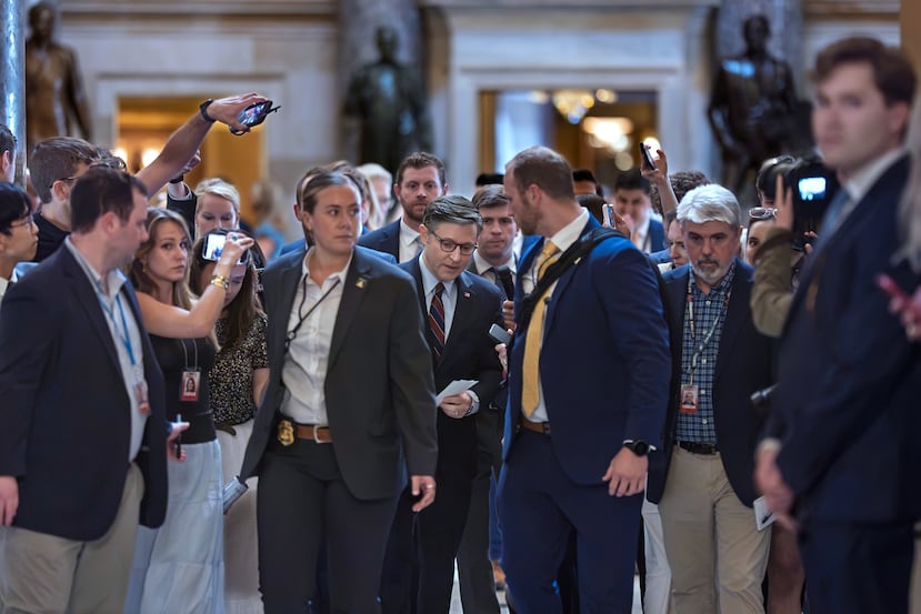 El presidente de la Cámara de Representantes, Mike Johnson, republicano por Luisiana, se dirige a la cámara para una serie de votaciones sobre las prioridades del presidente Donald Trump, en el Capitolio en Washington, el miércoles 22 de julio de 2026. (Foto AP/J. Scott Applewhite)