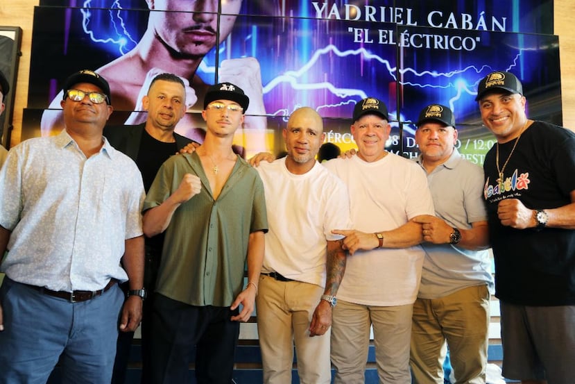 Yadriel Cabán Gerena (tercero de izquierda a derecha) fue firmado por las empresas Miguel Cotto Promotions y H2 Entertainment en mayo de 2025.