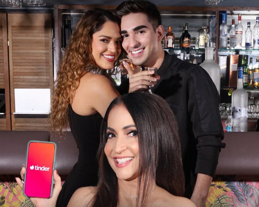 La obra "A la misma hora, en la misma barra" está protagonizada por Joealis Filipetti, Julián Gilormini y Blanca Lissete.