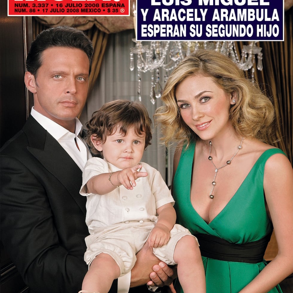 En esta imagen publicada por la edición mexicana de Hola! en 2011, se muestra la portada de julio en la que aparece el cantante Luis Miguel sosteniendo a su hijo Miguel junto a Aracely Arambula. (Foto AP/Hola!)