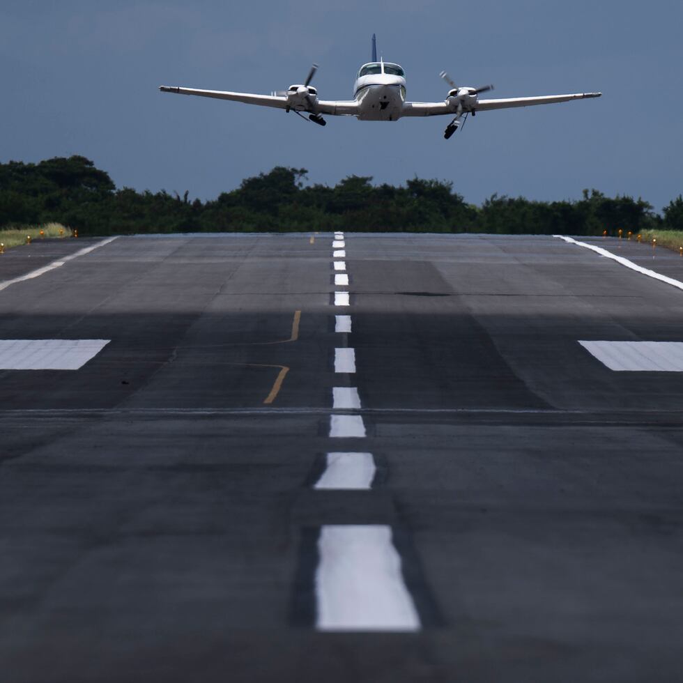 La gobernadora inspeccionó un sistema de cámara en el cuartel municipal, los trabajos de mejoras a la planta de alcantarillado sanitario y la remodelación de la plaza pública, que contará con pérgolas, iluminación, mobiliario urbano y internet público, así como el remozamiento del Centro Agrícola de Transformación Social y Comunitario, en el edificio histórico J. Gautier Benítez.