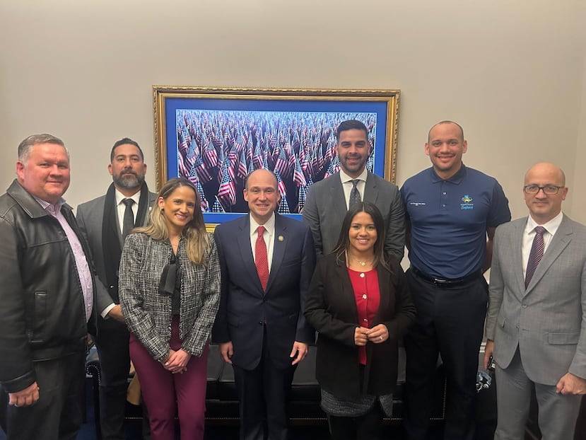 Al centro, con camisa roja, Darielys Cordero, directora ejecutiva de la Asociación de Salud Primaria.