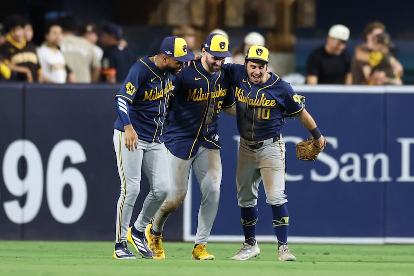 Jackson Chourio, Garrett Mitchell y Sal Frelick (10) celebran al concluir el partido y lograr la victoria que le dio a Milwaukee el pase a la Serie de Campeonato de la Nacional.