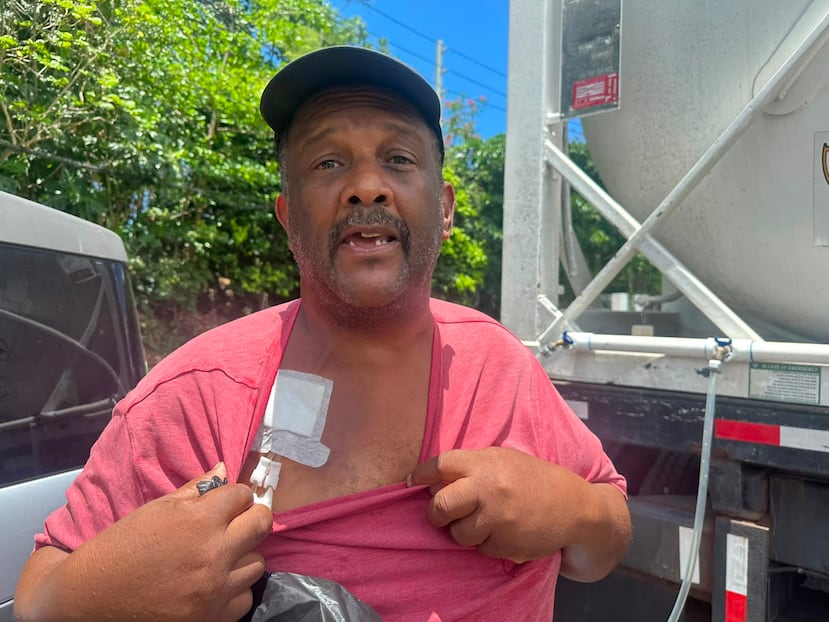 Samuel Nieves, de 56 años, llegó hasta el oasis de Cupey por la falta de agua en su hogar desde el jueves 30 de julio.