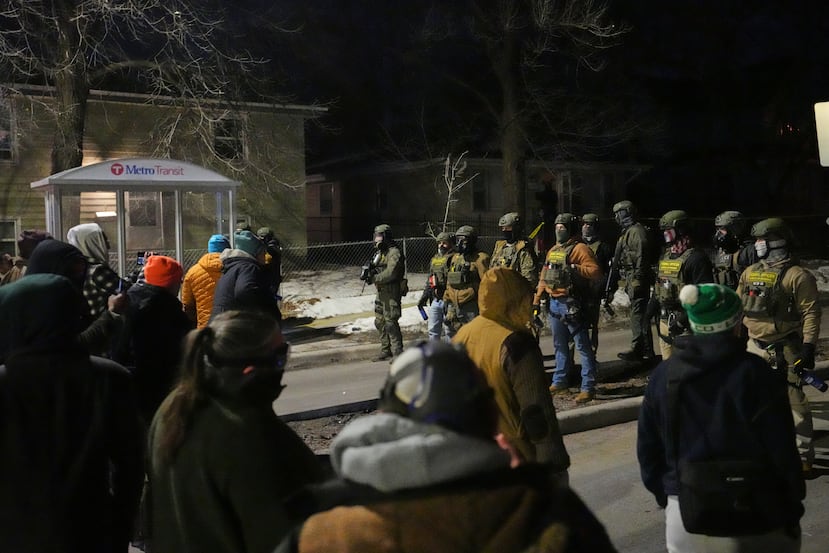 ARCHIVO - Manifestantes se enfrentan a las fuerzas del orden en el lugar de un presunto tiroteo el miércoles 14 de enero de 2026 en Minneapolis. (Foto AP/Abbie Parr, Archivo)