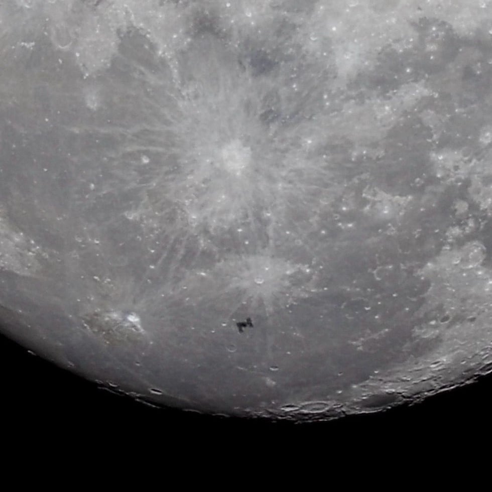 Un entusiasta en el sur de la Isla logró captarla justo mientras esta se desplazaba frente a la Luna.