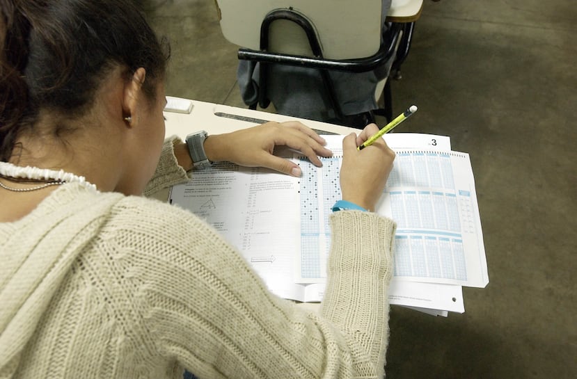El día de la prueba debes contar con los materiales requeridos: el boleto de admisión, una identificación con foto, varios lápices #2, goma de borrar y sacapuntas.
