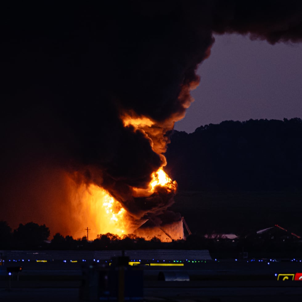 Una columna de fuego y humo se levanta cerca del Aeropuerto Internacional de Louisville luego de informes de un desplome de una aeronave, el martes 4 de noviembre de 2025, en Louisville, Kentucky.