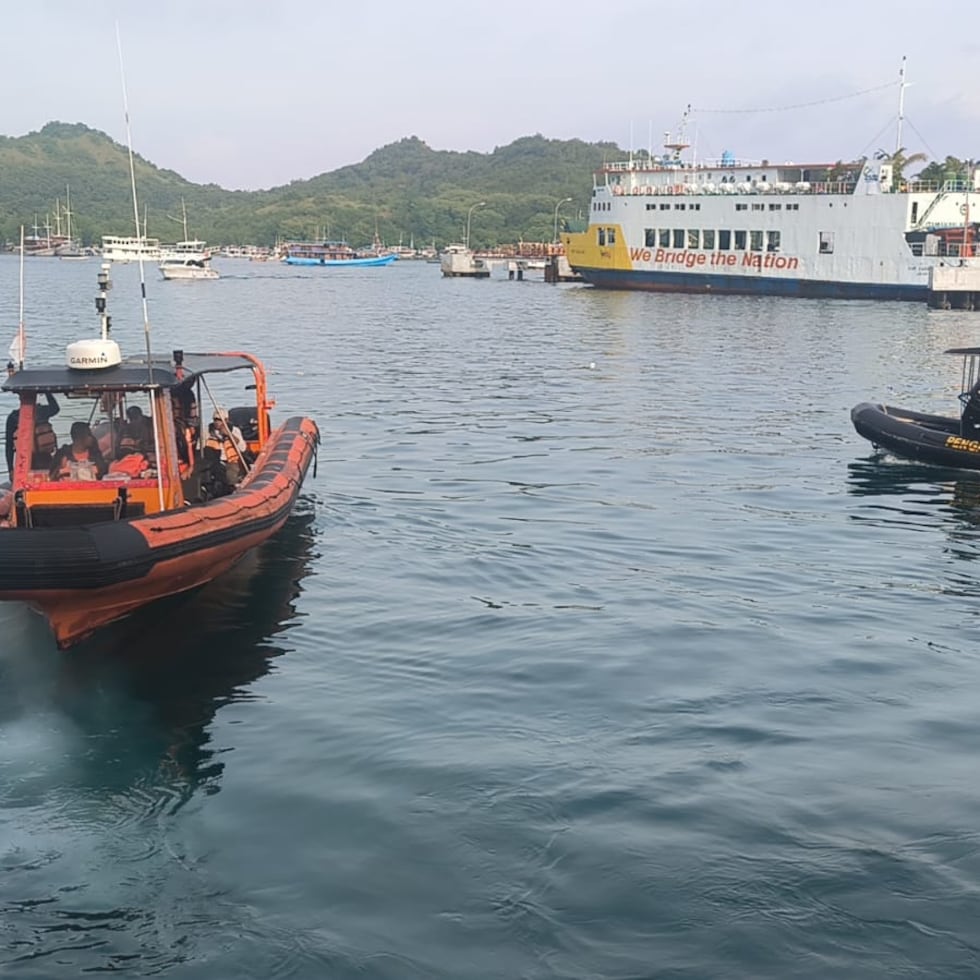 Equipos de rescate cerca de la isla de Padar, al este de la turística Bali.