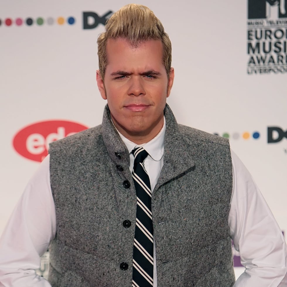 Perez Hilton comenzó su carrera a principios de la década de 2000, administrando un popular blog de cotilleos sobre celebridades que ofrecía una visión mordaz y sin filtros de algunos de los momentos más desagradables de Hollywood.
