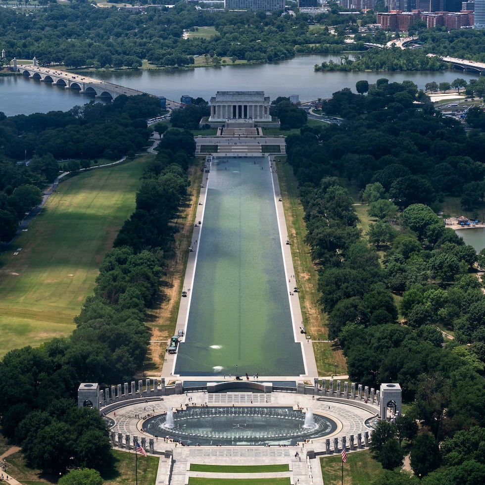 Trump impulsó obras destinadas a limpiar, embellecer y reforzar el estanque reflectante del Monumento a Lincoln que, según él, se ha deteriorado debido a la negligencia de los presidentes anteriores.