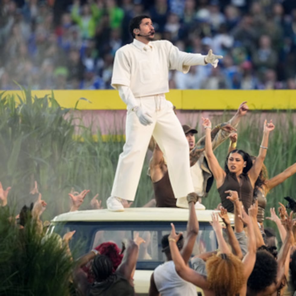 Bad Bunny actúa durante el descanso del partido de fútbol americano de la Super Bowl 60 de la NFL entre los New England Patriots y los Seattle Seahawks, el domingo 8 de febrero de 2026, en Santa Clara, California (AP Photo/Julio Cortez)
