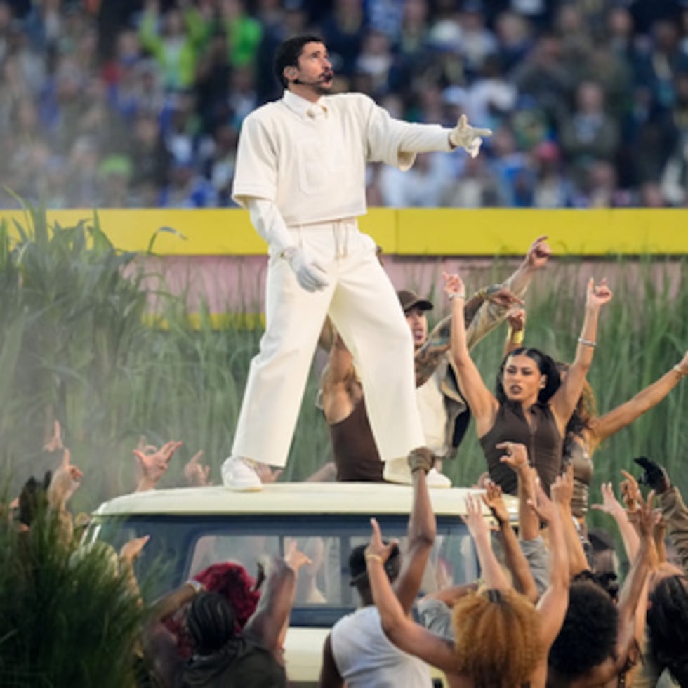 Bad Bunny actúa durante el medio tiempo del partido de fútbol americano de la Super Bowl 60 de la NFL.