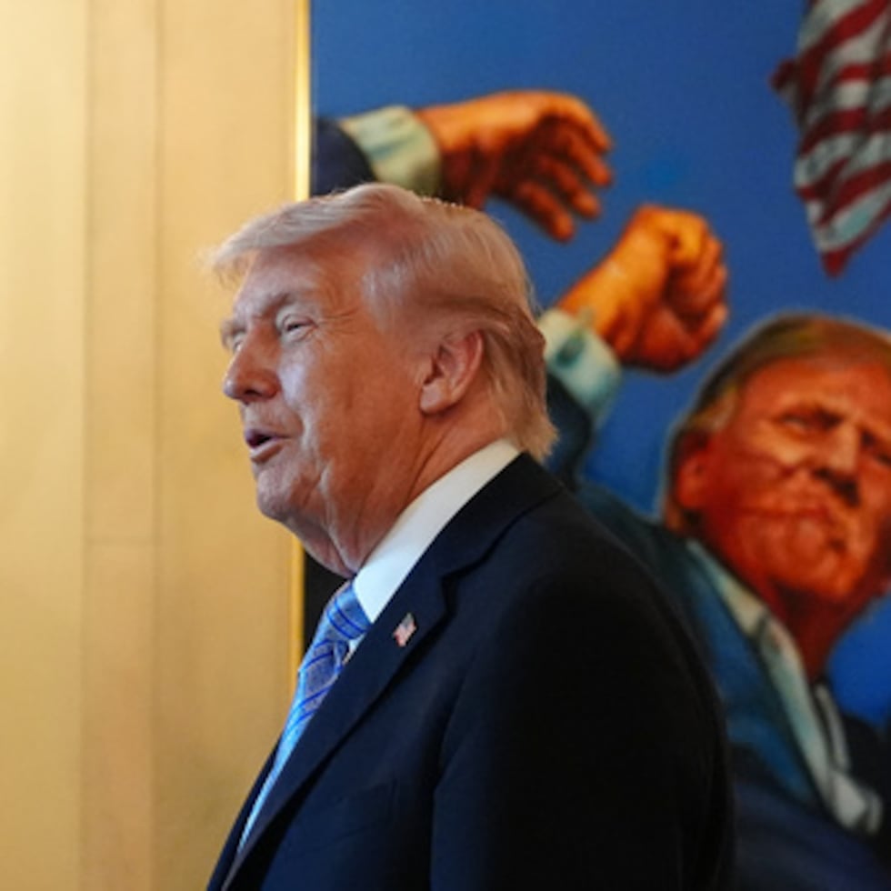 El presidente Donald Trump conversa con propietarios de pequeñas empresas en el Gran Vestíbulo de la Casa Blanca.