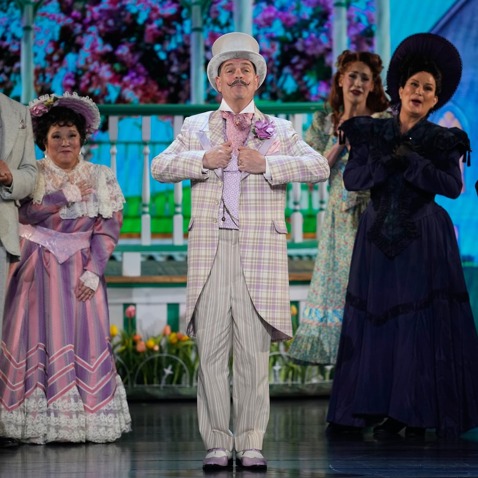 Ann Harada, de izquierda a derecha, Bruce Oscar, Ana Gasteyer y el elenco de "Schmigadoon!" actuaron en durante la 79ª edición de los Premios Tony en el Radio City Music Hall de Nueva York. (Foto Charles Sykes/Invision/AP)