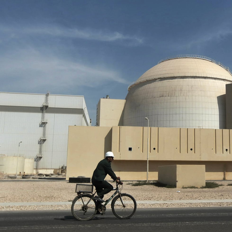 Un trabajador conduce una bicicleta frente al reactor de la planta nuclear de las afueras de la ciudad de Bushehr, en el sur de Irán.