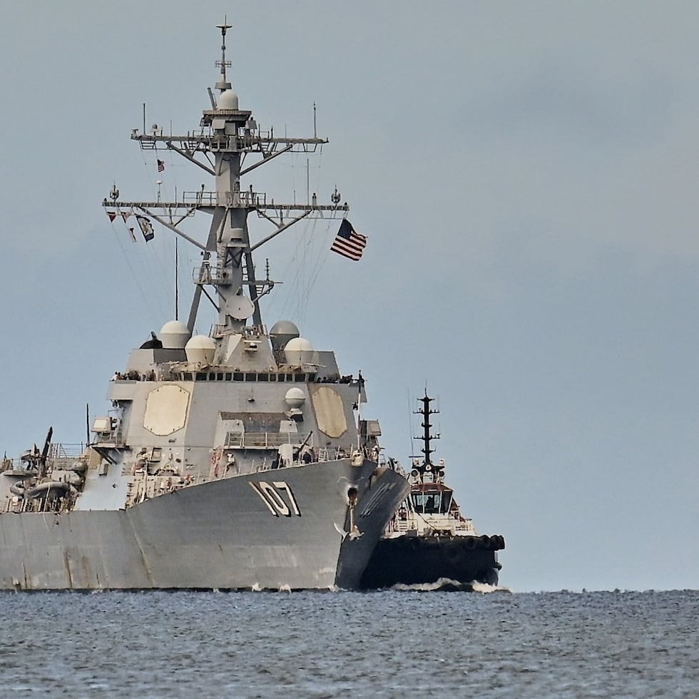 El destructor estadounidense USS Gravely llega a atracar para ejercicios militares en Puerto España, Trinidad y Tobago, el domingo 26 de octubre de 2025.