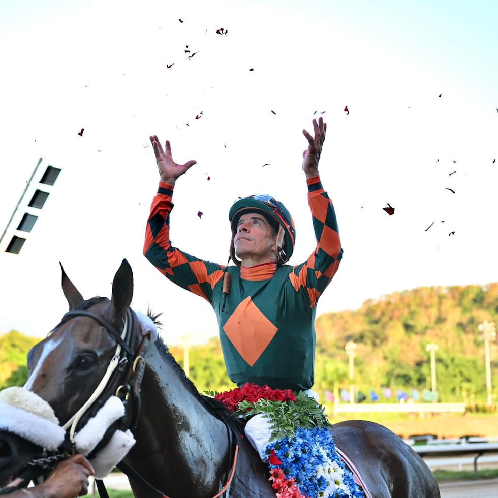 Juan Carlos Díaz celebra sobre Demoledor la victoria en el Derby Puertorriqueño en el Hipódromo Camarero.
