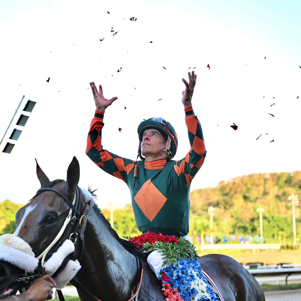 Juan Carlos Díaz celebra sobre Demoledor la victoria del domingo en el Derby Puertorriqueño en el Hipódromo Camarero.
