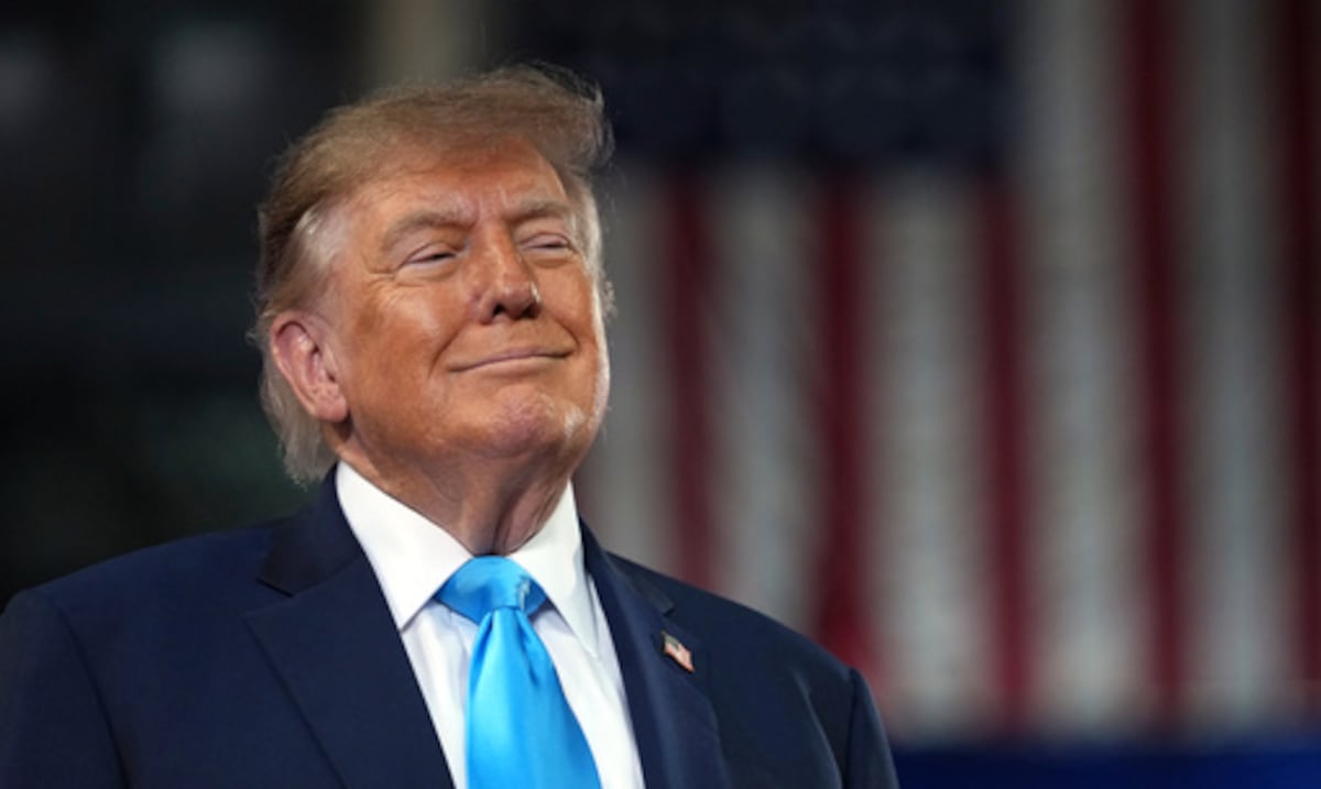 Trump afirma que migrantes “han tomado” Francia y pide cerrar las fronteras