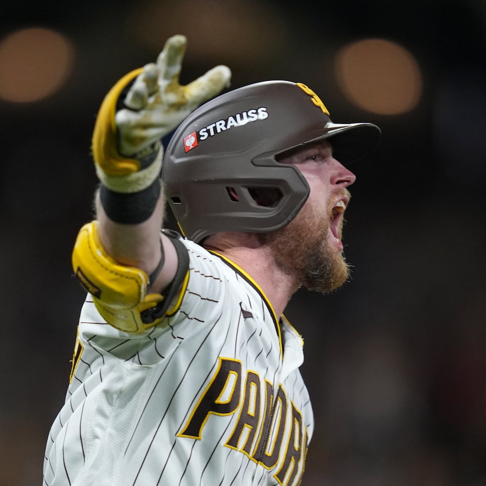 Jake Cronenworth, de los Padres de San Diego, festeja su jonrón en el tercer juego de la Serie Divisional de la Liga Nacional ante los Brewers de Milwaukee.