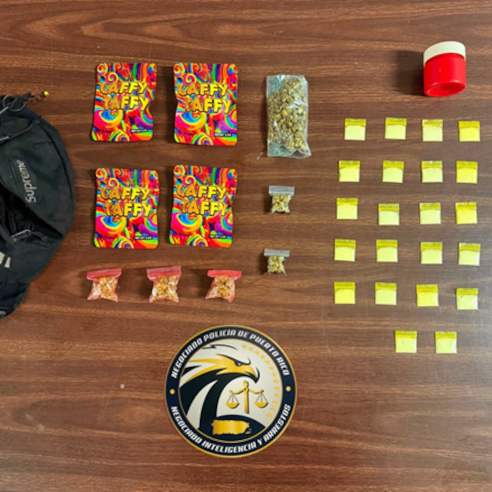 Las autoridades ocuparon 27 bolsas de cocaína y 10 bolsas con picadura de marihuana.
