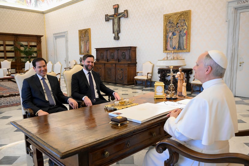 El papa León XIV se reúne con el vicepresidente JD Vance, al centro, y el secretario de Estado Marco Rubio, a la izquierda, durante su encuentro en el Vaticano, el lunes 19 de mayo de 2025. (Vatican Media vía AP)