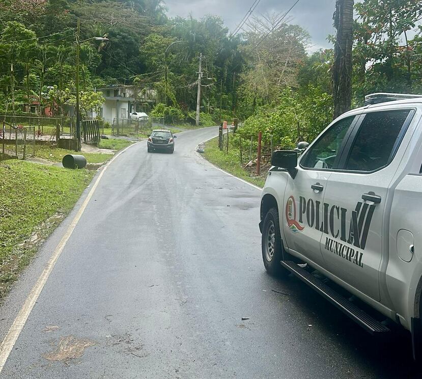 La carretera fue reabierta una vez bajó la inundación que se reportó en la mañana.