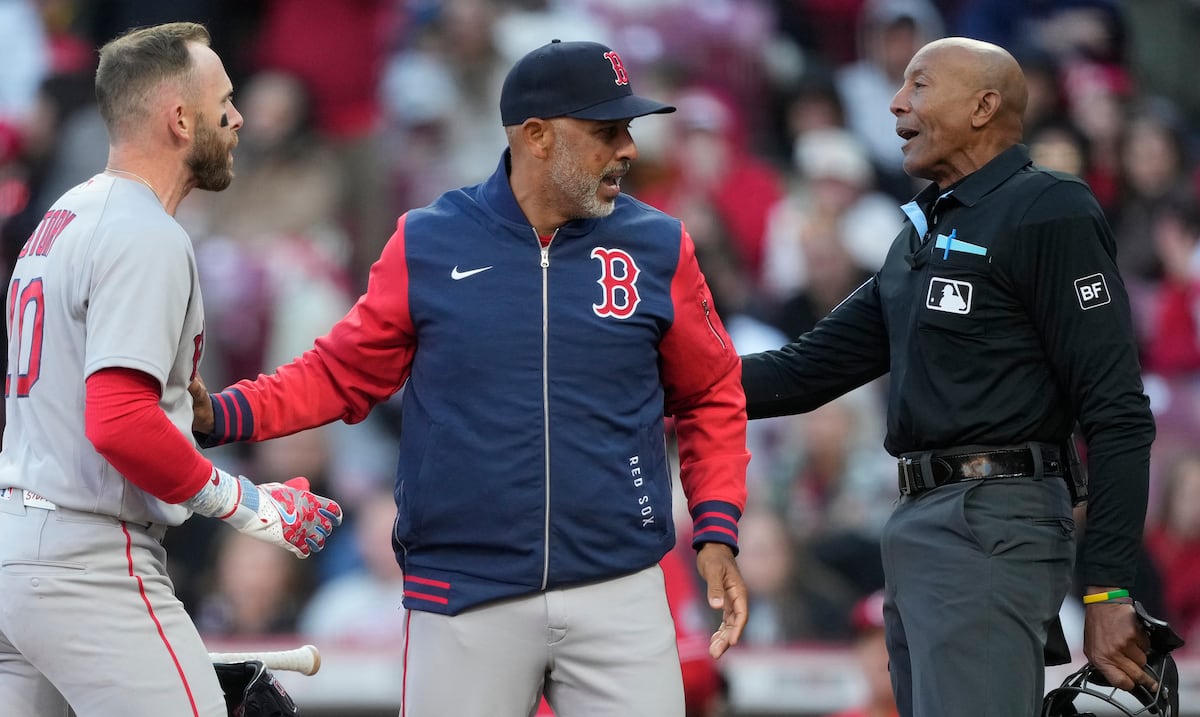 Álex Cora expulsado del partido en la derrota de los Red Sox en Cincinnati