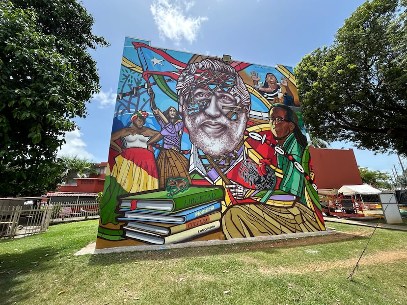 El “Mural del pensamiento crítico” está localizado en el Residencial Manuel A. Pérez.