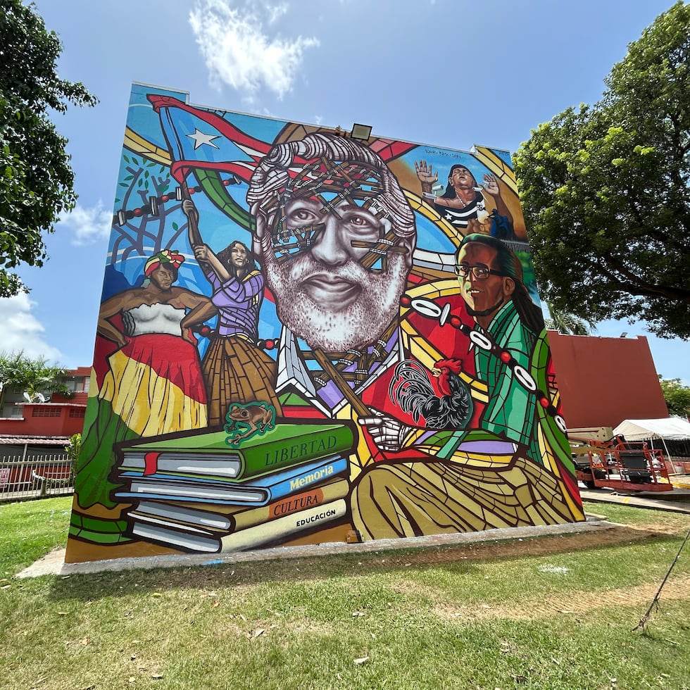 El “Mural del pensamiento crítico” está localizado en el Residencial Manuel A. Pérez.