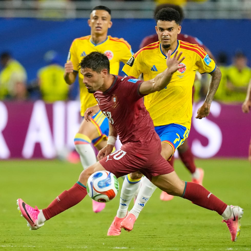 El colombiano Luis Diaz (7) y el portugués Pedro Neto (18) pugnan por el balón en el partido del Grupo K del Mundial, el sábado 27 de junio de 2026, en Miami Gardens, Florida. (AP Foto/Rebecca Blackwell)