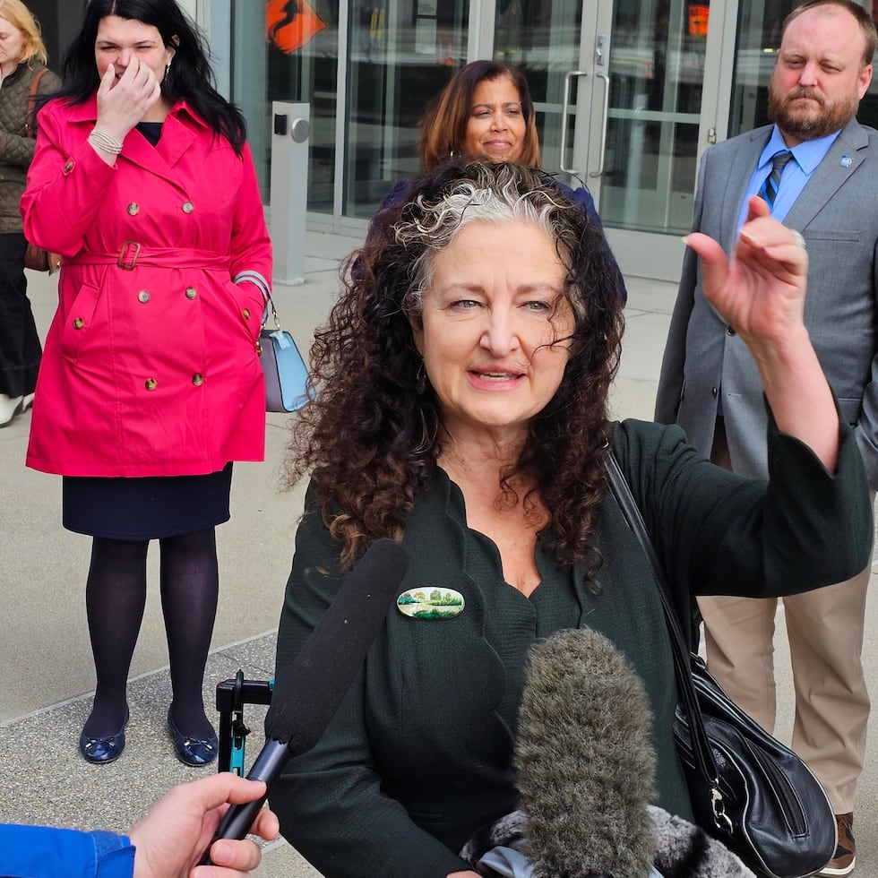 Los distritos escolares de Fridley y Duluth, y el sindicato Education Minnesota, presentaron una demanda en febrero para bloquear la nueva política, en un momento en que el DHS había enviado a unos 3,000 agentes federales al estado para la Operación Metro Surge.